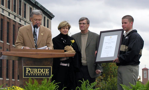President Jischke presents the Lawsons with the Purdue Pinnacle Award. 